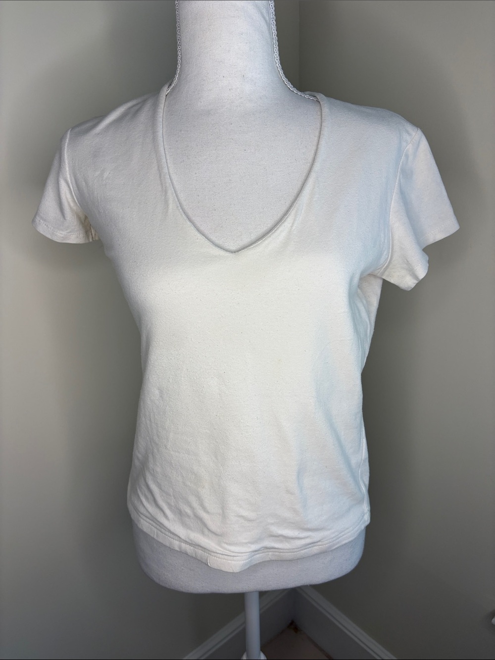 Energie Women's White V-Neck Stretchy Short Sleeve Tee. Med